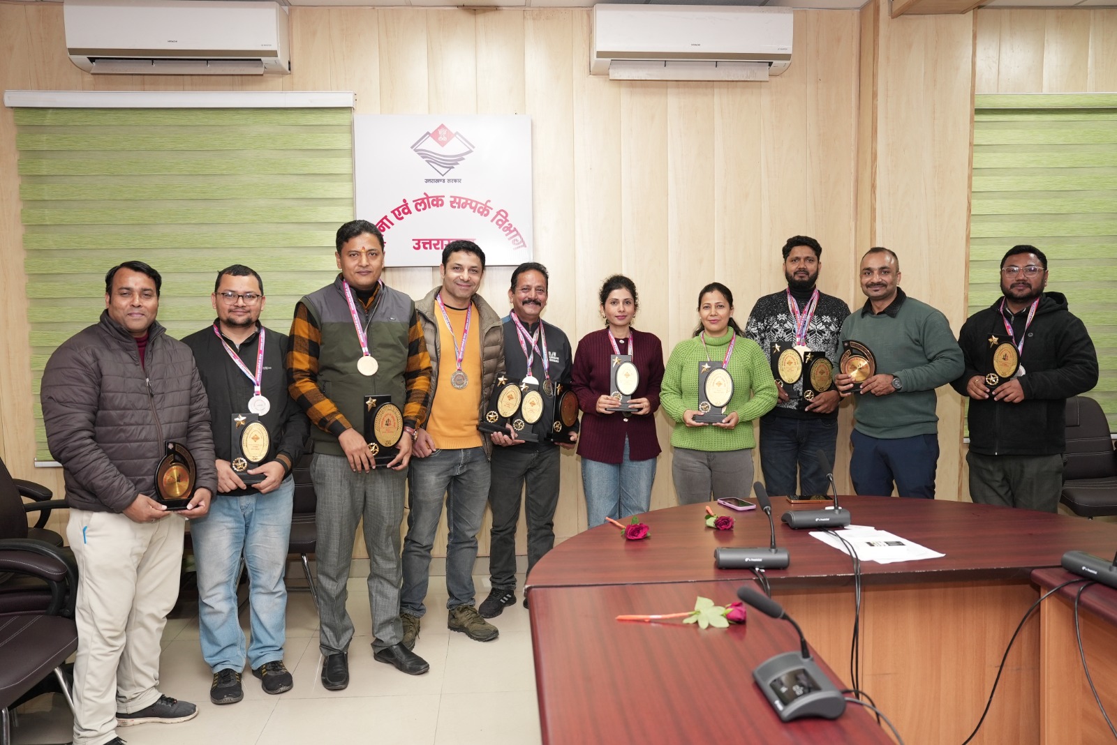 Banshidhar Tiwari gave awards to the first indoor sports competitions organized by Uttarakhand Information Employees Union.